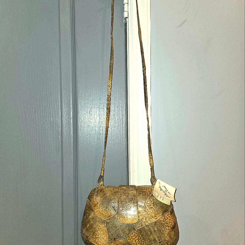 Clam mouth crossbody